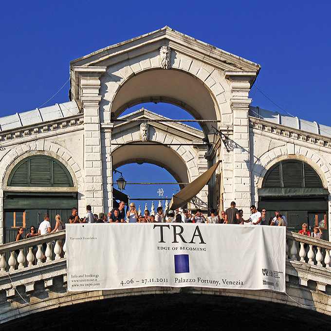 Momenti veneziani 19 - Rialto da sotto.jpg